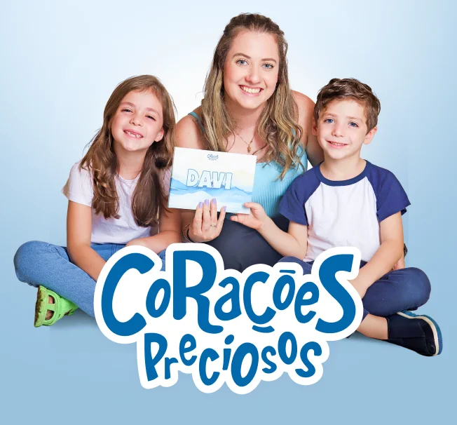 Mãe e filhos com o kit do Clubinho Corações Preciosos
