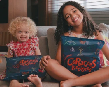 Crianças com o kit de livros do Clubinho