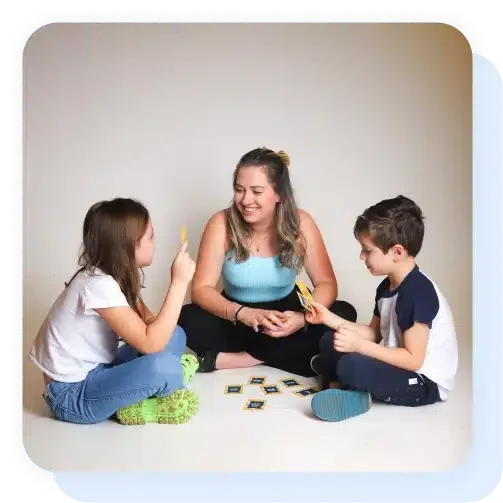 Família jogando um jogo temático do Mundo Clubinho